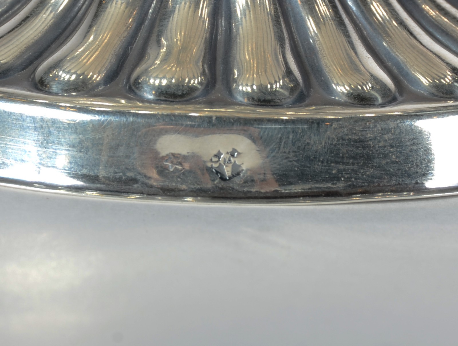 Pequeno bowl de prata contrastada com detalhes gomados, sustentado... - foto 4 de 4