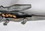 Franz Xaver Bergmann (1861-1936), Surprise Croc... - Um interessante estudo erótico em bronze austríaco do início do século XX de um crocodilo onde a parte superior é articulada para revelar uma fi...