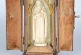 Oratório de viagem de madeira revestido em cour... - Oratório de viagem de madeira revestido em couro pirogravado com Imagem de Santa Terezinha em marfim. Século XIX. Desgastes do tempo.