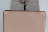 Oratório de viagem de madeira revestido em cour... - Oratório de viagem de madeira revestido em couro pirogravado com Imagem de Santa Terezinha em marfim. Século XIX. Desgastes do tempo.