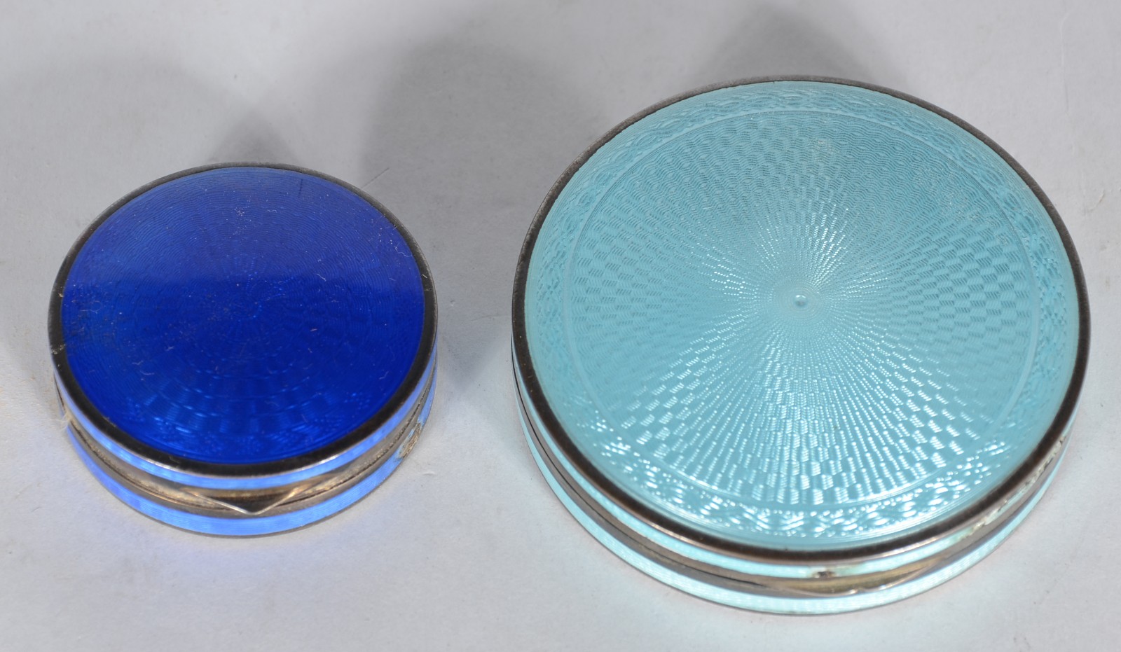 Três peças diversas, sendo: potiche de porcelana francesa de Sèvres... - foto 4 de 8