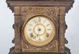 Ansonia Clock Company (1851-2006),  - Antigo relógio americano de mesa, dito "mantel clock", caixa de madeira com aplicações de metal dourado. Mostrador com desgastes. Faltando uma "esfera