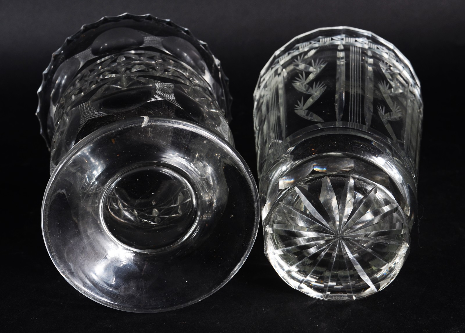 Três peças de cristal lapidado, sendo: 2 vasos e bowl (bicados na... - foto 5 de 6
