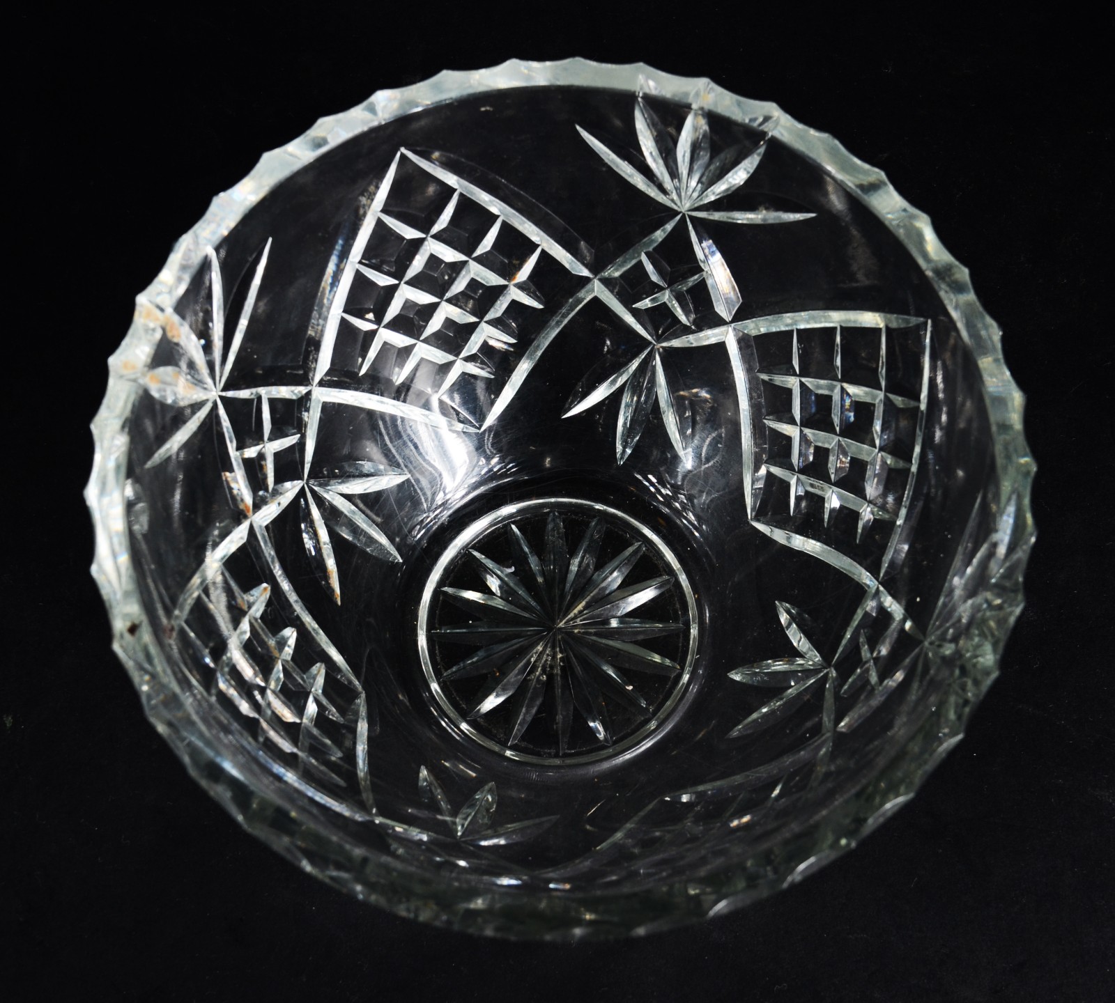 Três peças de cristal lapidado, sendo: 2 vasos e bowl (bicados na... - foto 3 de 6