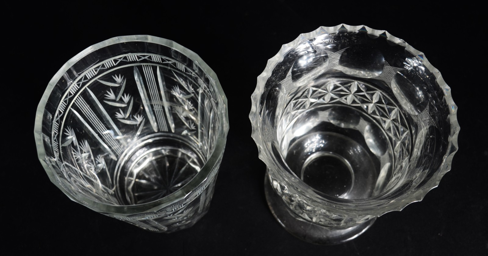 Três peças de cristal lapidado, sendo: 2 vasos e bowl (bicados na... - foto 2 de 6