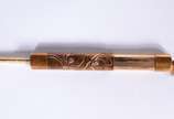 Antiga caneta articulada de ouro 18 k, monogram... - Antiga caneta articulada de ouro 18 k, monogramada e datada de 1909. Desgastes.