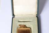 Elegante bolsa "menudiere" do tipo trousse de o... - Elegante bolsa "menudiere" do tipo trousse de ouro 18 k., com corrente também de ouro 18 k. Nome gravado "Zilda" na parte da frente. Faltando o ...