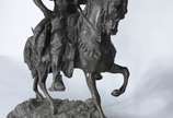 Emile Coriolan H. Guillemin (1841/1907) - D'apr... - Grupo escultórico de petit bronze patinado representando "Guerrier touareg à cheval", base de mármore rajado. Assinada.