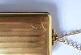 Elegante bolsa "menudiere" do tipo trousse de o... - Elegante bolsa "menudiere" do tipo trousse de ouro 18 k., com corrente também de ouro 18 k. Nome gravado "Zilda" na parte da frente. Faltando o ...