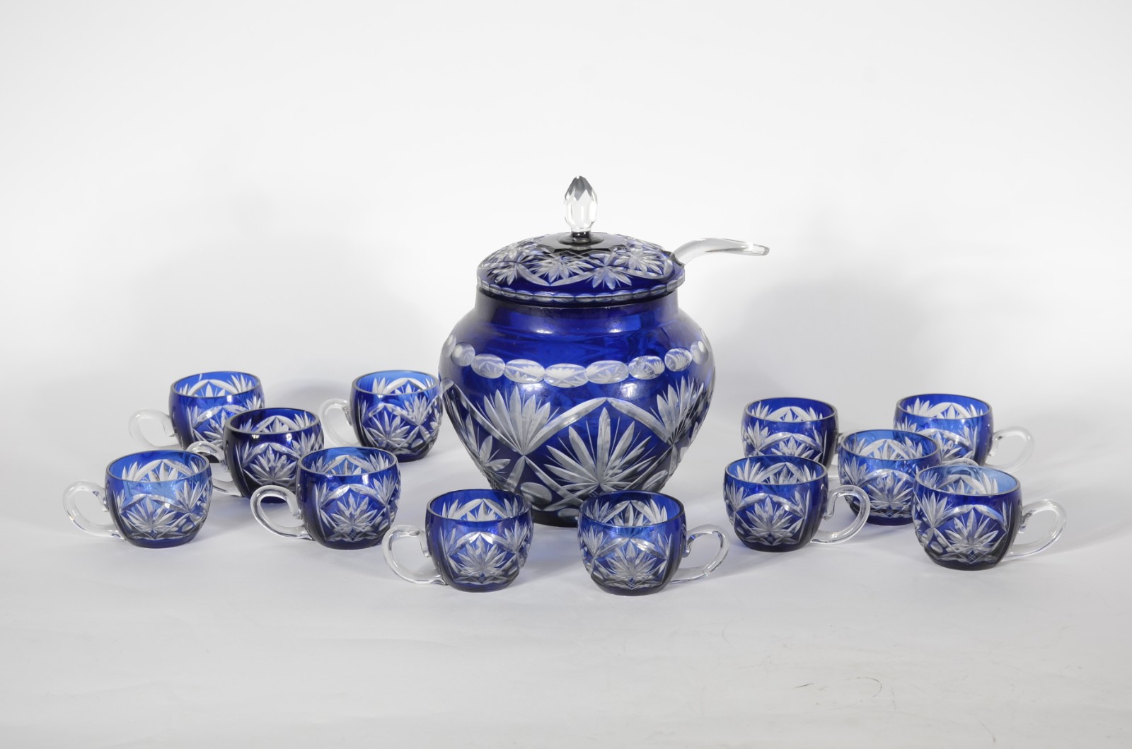 Poncheira com concha e 12 canecas de cristal doublé azul lapidado... - foto 2 de 7