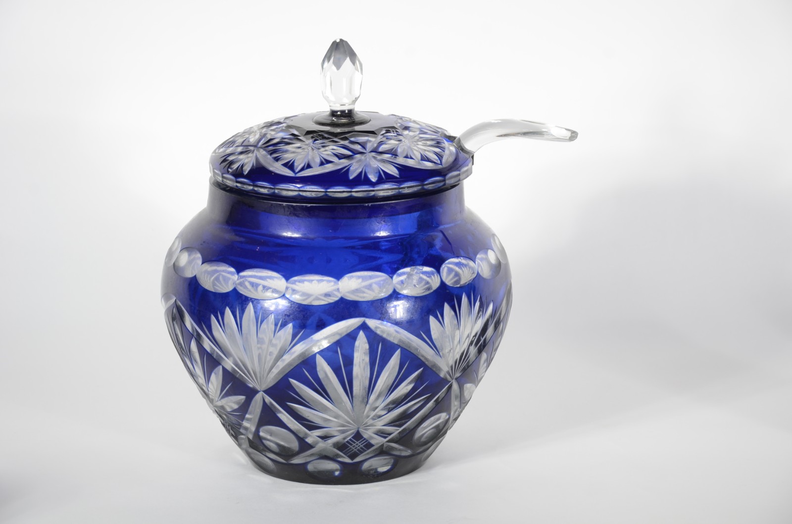 Poncheira com concha e 12 canecas de cristal doublé azul lapidado... - foto 4 de 7