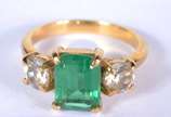 Anel de ouro 18 k., com pedra verde e brilhante... - Anel de ouro 18 k., com pedra verde e brilhantes. Aro 11. (Por motivos de segurança a peça não se encontra na loja).