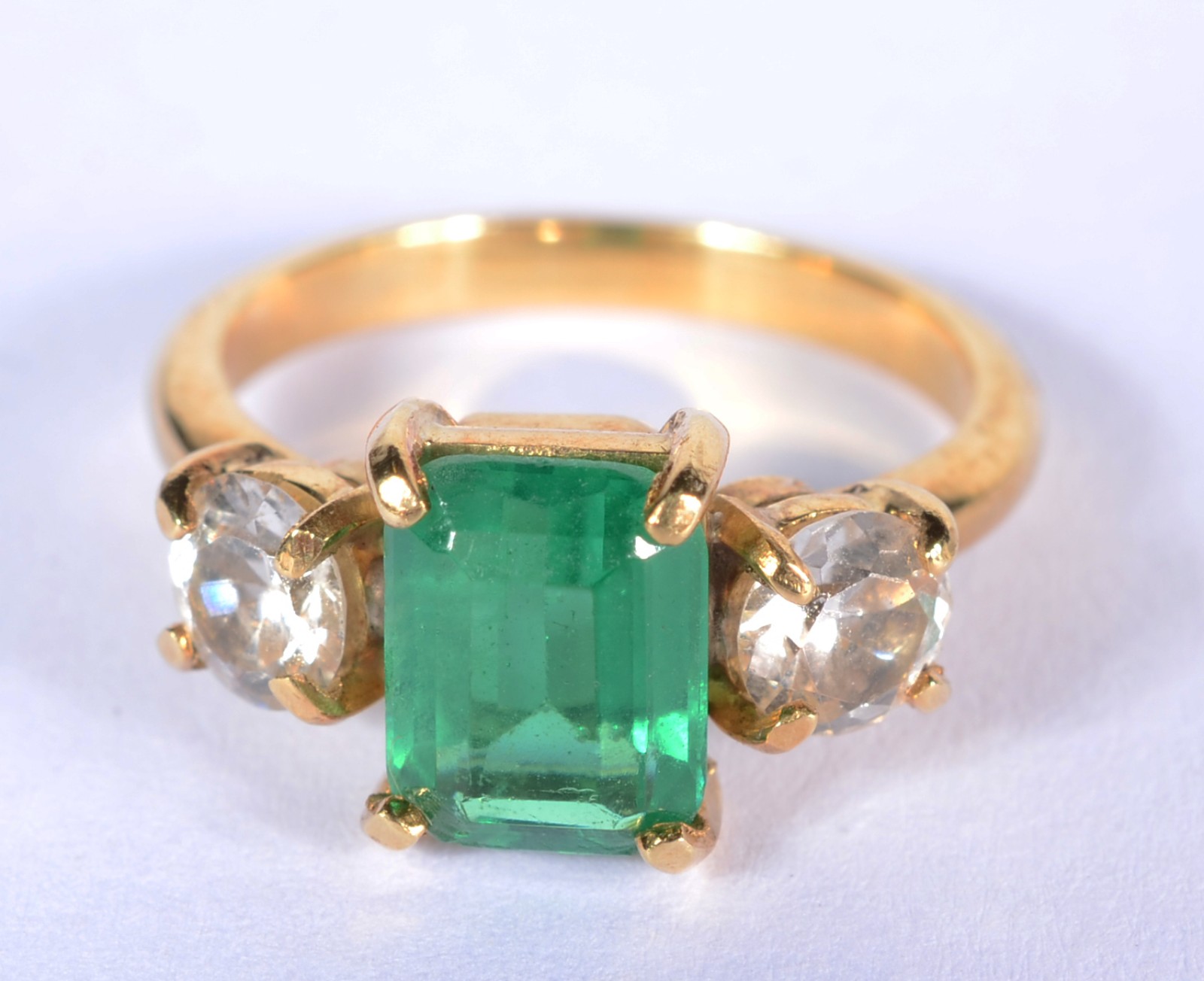 Anel de ouro 18 k., com pedra verde e brilhantes. Aro 11. (Por... - foto 1 de 3