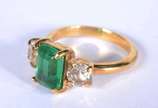 Anel de ouro 18 k., com pedra verde e brilhante... - Anel de ouro 18 k., com pedra verde e brilhantes. Aro 11. (Por motivos de segurança a peça não se encontra na loja).