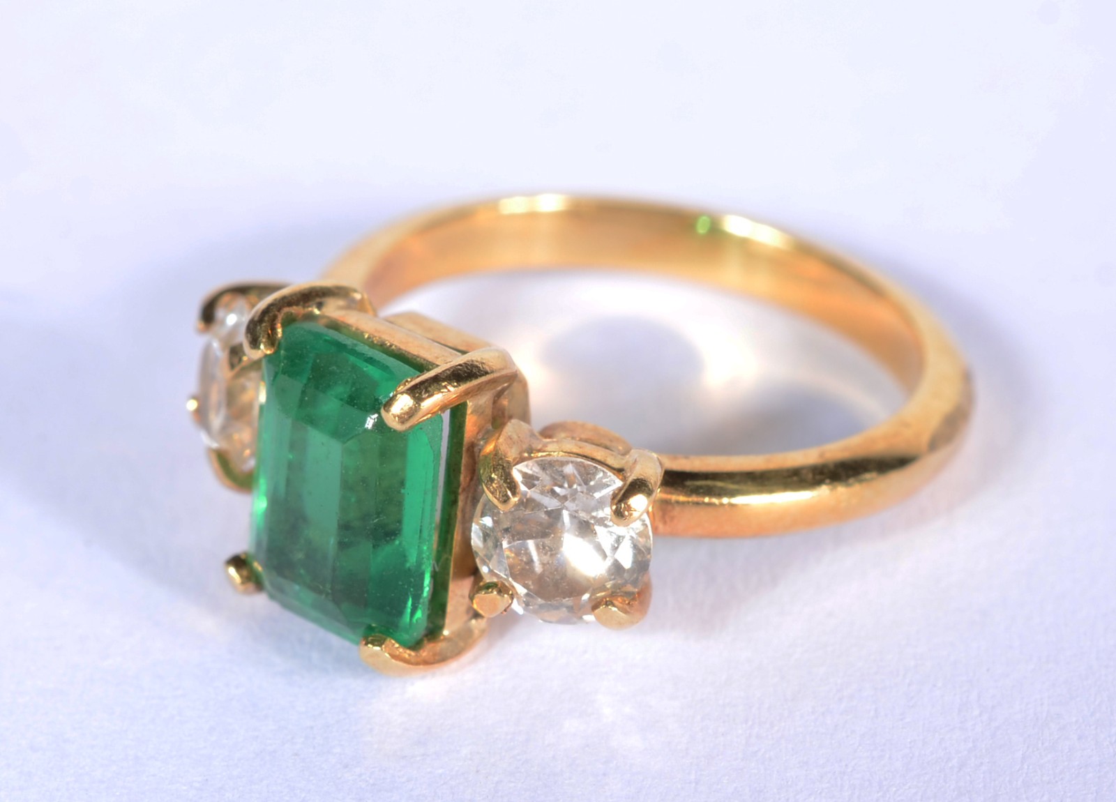 Anel de ouro 18 k., com pedra verde e brilhantes. Aro 11. (Por... - foto 2 de 3