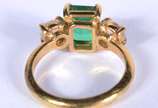 Anel de ouro 18 k., com pedra verde e brilhante... - Anel de ouro 18 k., com pedra verde e brilhantes. Aro 11. (Por motivos de segurança a peça não se encontra na loja).