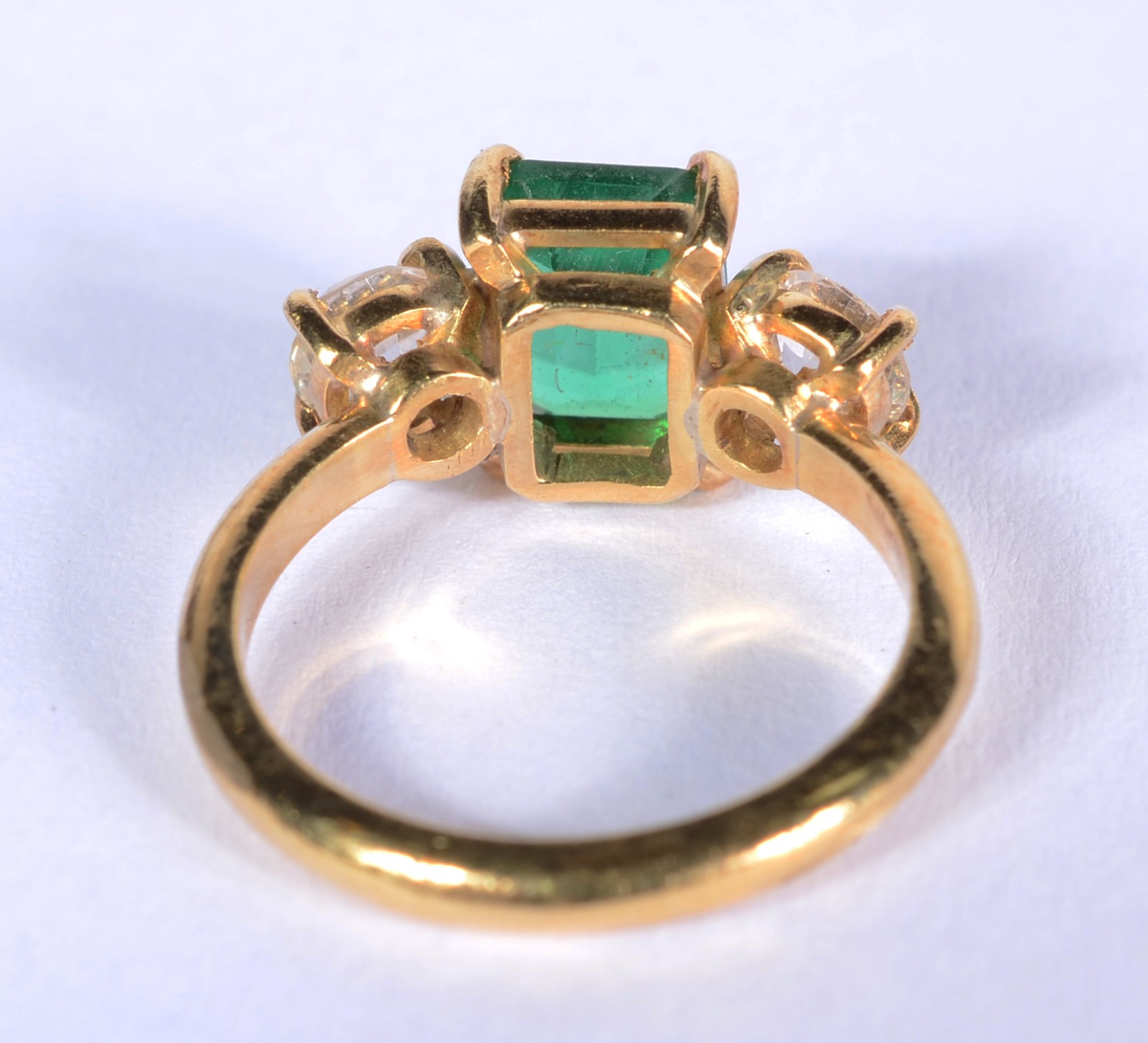 Anel de ouro 18 k., com pedra verde e brilhantes. Aro 11. (Por... - foto 3 de 3