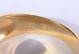 Anel de ouro 18 k., contraste 750 mls com pedra... - Anel de ouro 18 k., contraste 750 mls com pedras azuis e brilhantes. Aro 15. (Por motivos de segurança a peça não se encontra na loja).