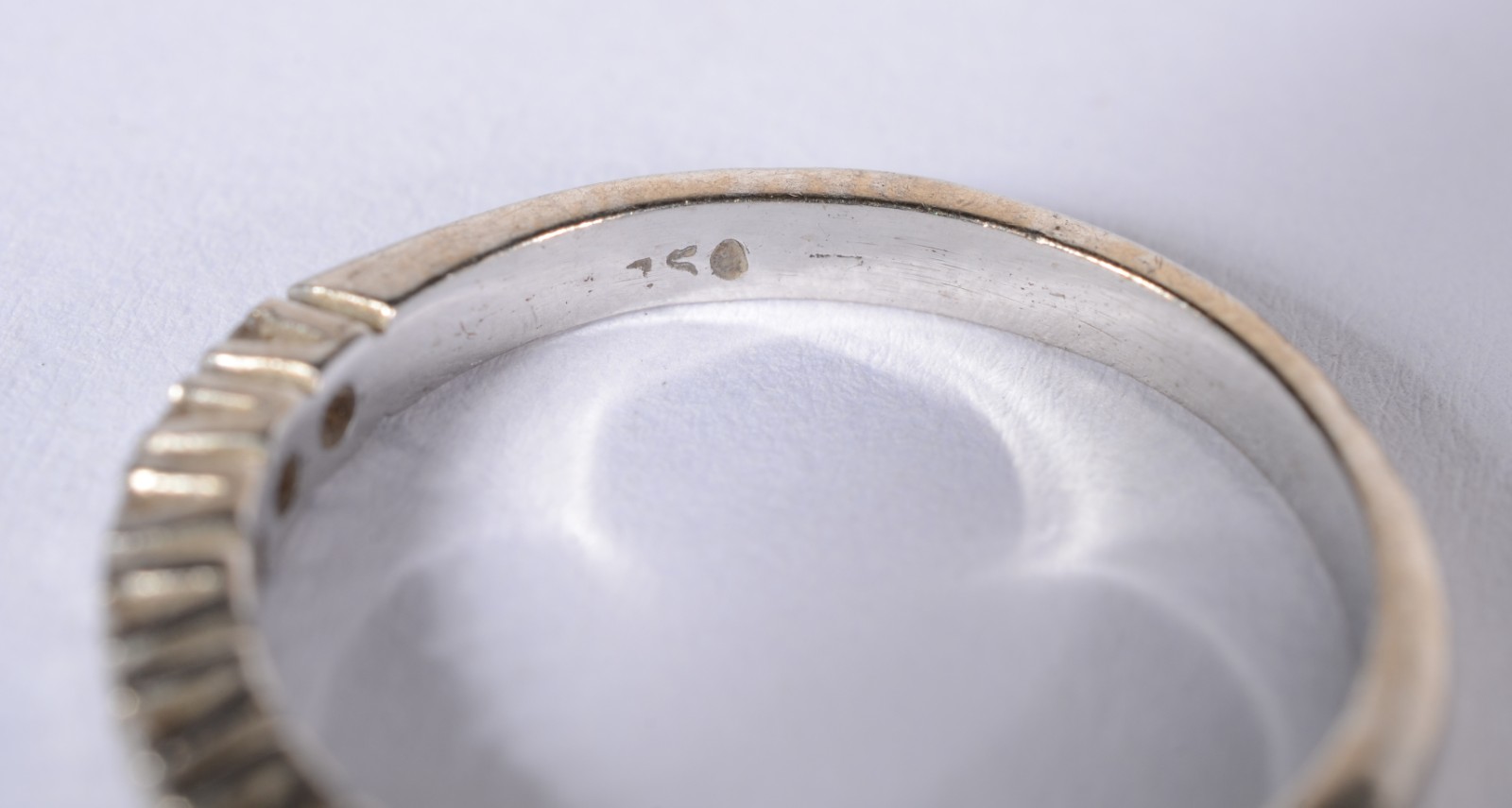Meia aliança de ouro branco com aproximadamente 9 brilhantes. Aro 15... - foto 4 de 4