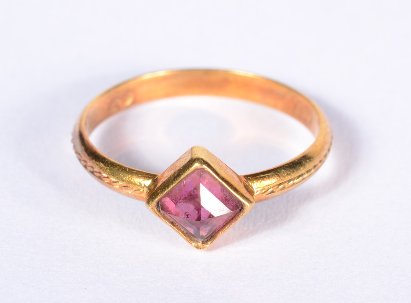 Anel de ouro 18 k., contraste 750 mls com pedra "triangular" na cor... - foto 1 de 6