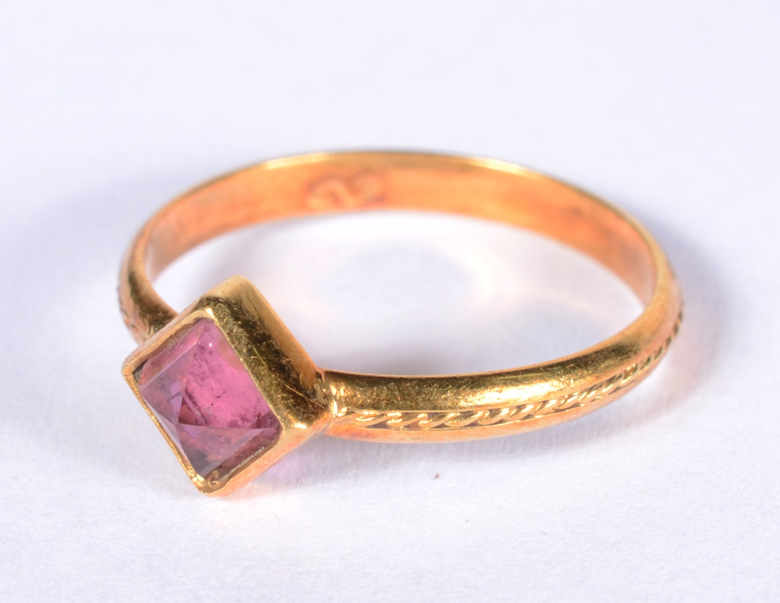 Anel de ouro 18 k., contraste 750 mls com pedra "triangular" na cor... - foto 2 de 6