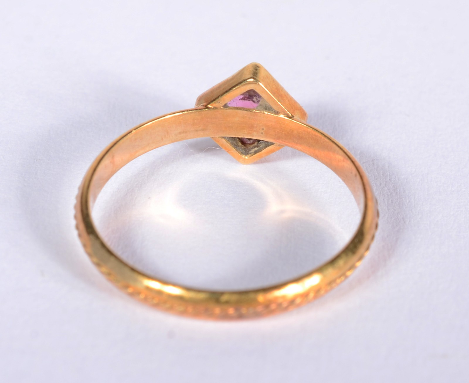 Anel de ouro 18 k., contraste 750 mls com pedra "triangular" na cor... - foto 3 de 6