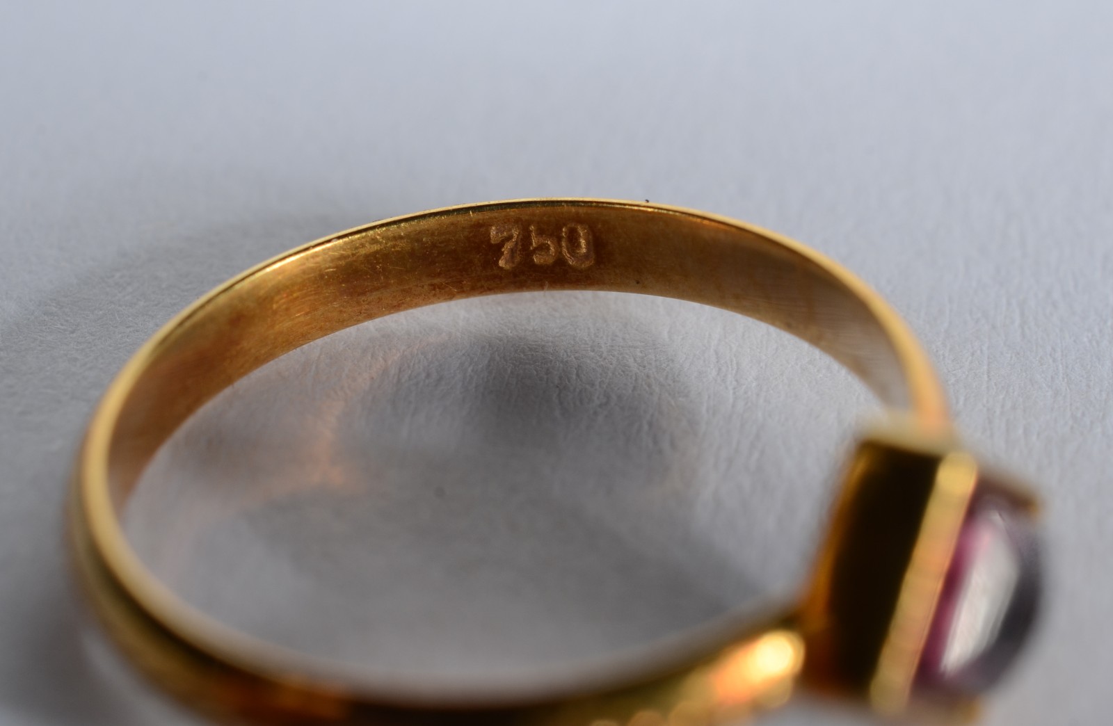 Anel de ouro 18 k., contraste 750 mls com pedra "triangular" na cor... - foto 5 de 6