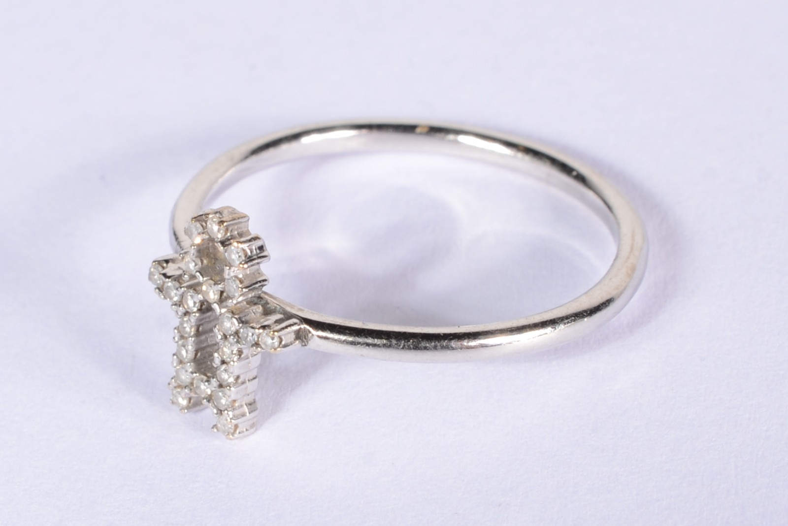 Anel de ouro branco 18 k., com menino com aproximadamente 21... - foto 2 de 4