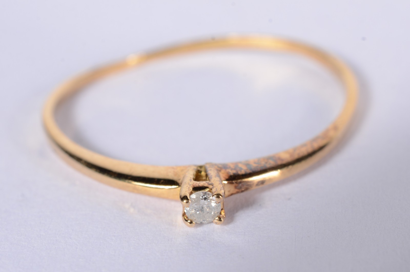 Solitário de ouro 18 k., com brilhante de 0,2 ct. Aro 18. (Por... - foto 2 de 5