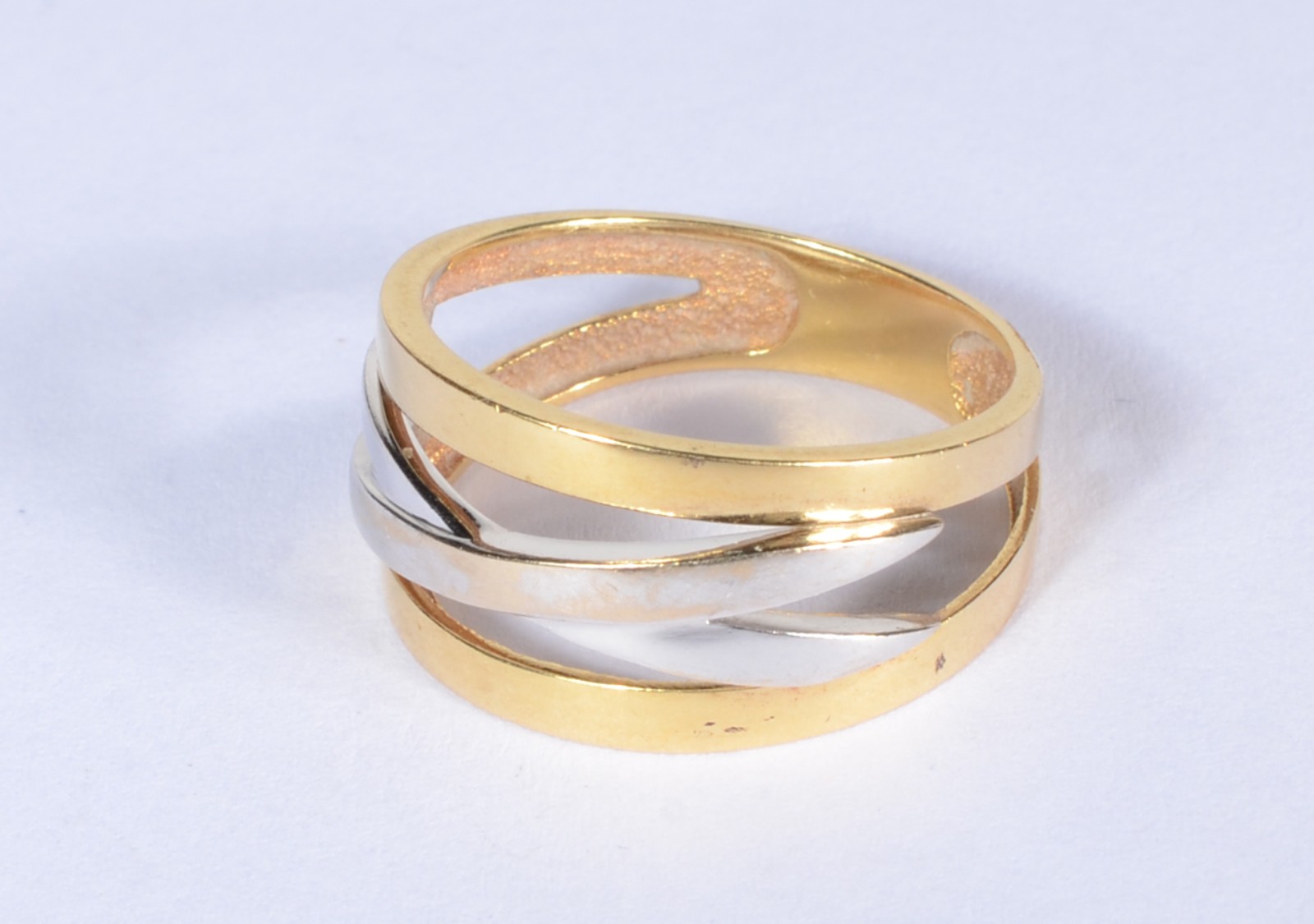 Anel de ouro 18 k., contraste 750 mls feitio vazado com "X" em ouro... - foto 2 de 6
