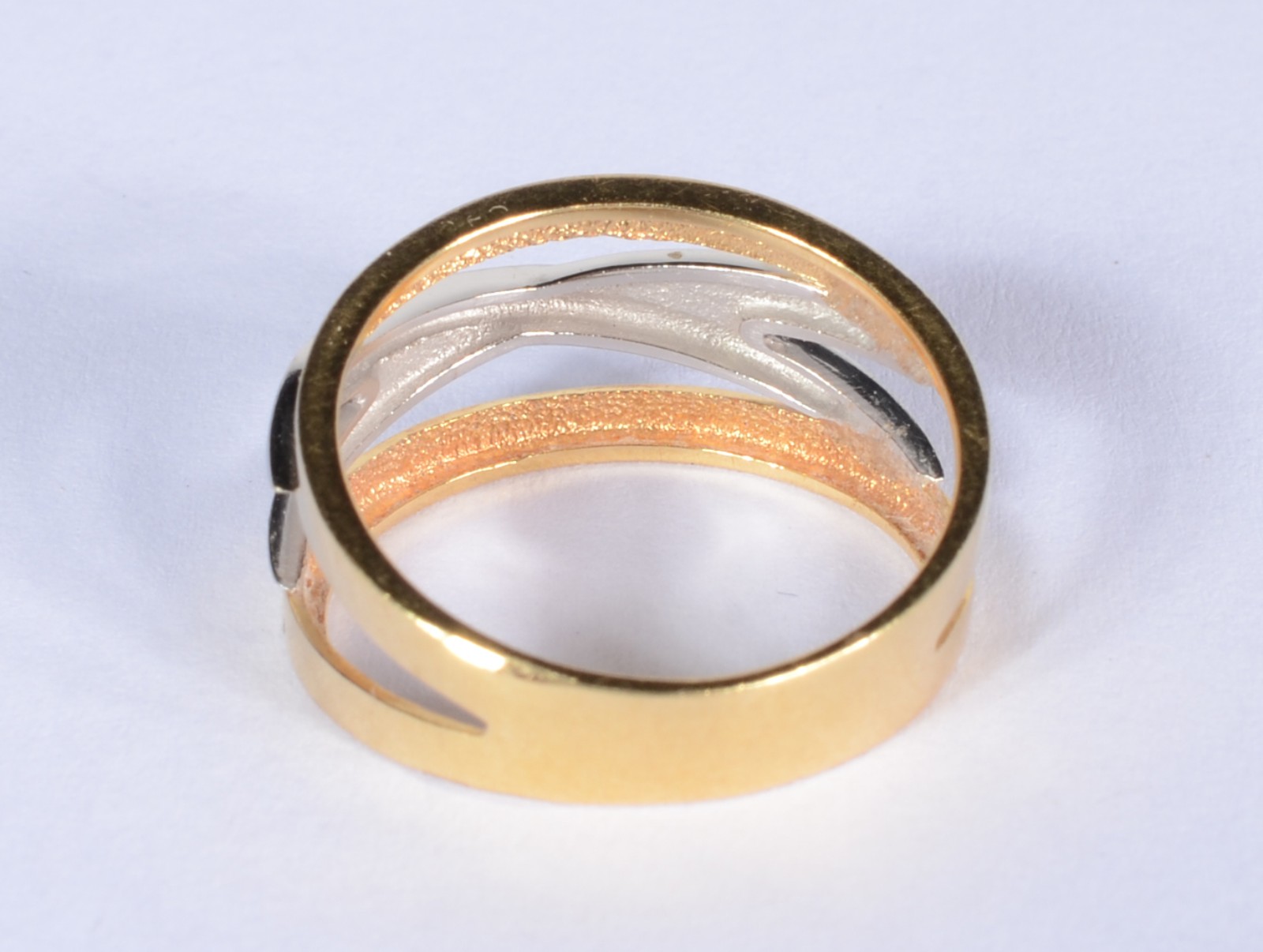 Anel de ouro 18 k., contraste 750 mls feitio vazado com "X" em ouro... - foto 3 de 6