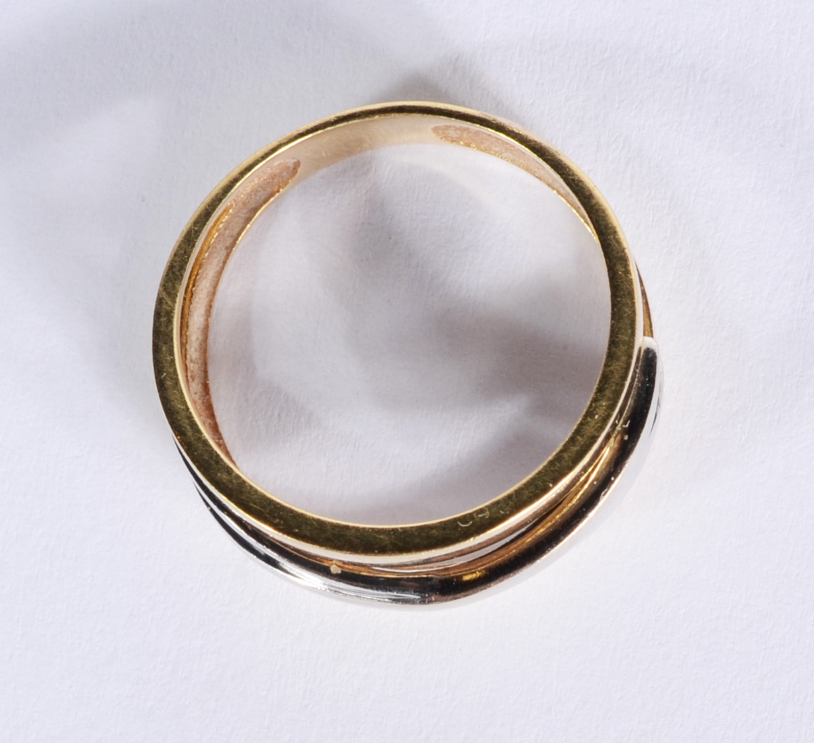 Anel de ouro 18 k., contraste 750 mls feitio vazado com "X" em ouro... - foto 4 de 6