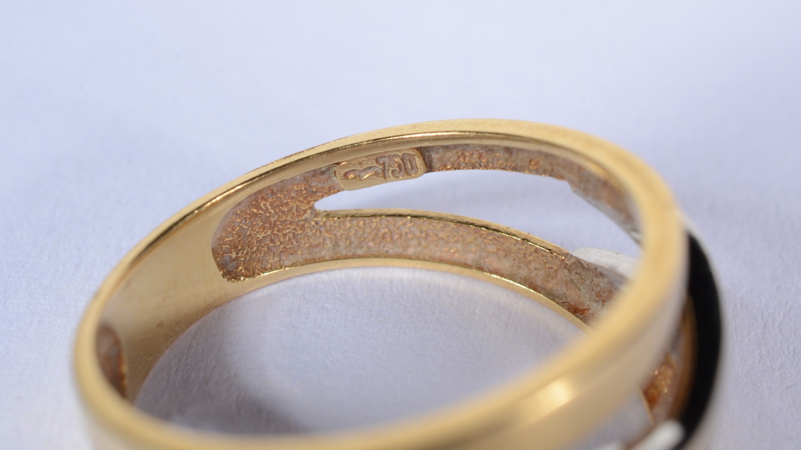 Anel de ouro 18 k., contraste 750 mls feitio vazado com "X" em ouro... - foto 5 de 6