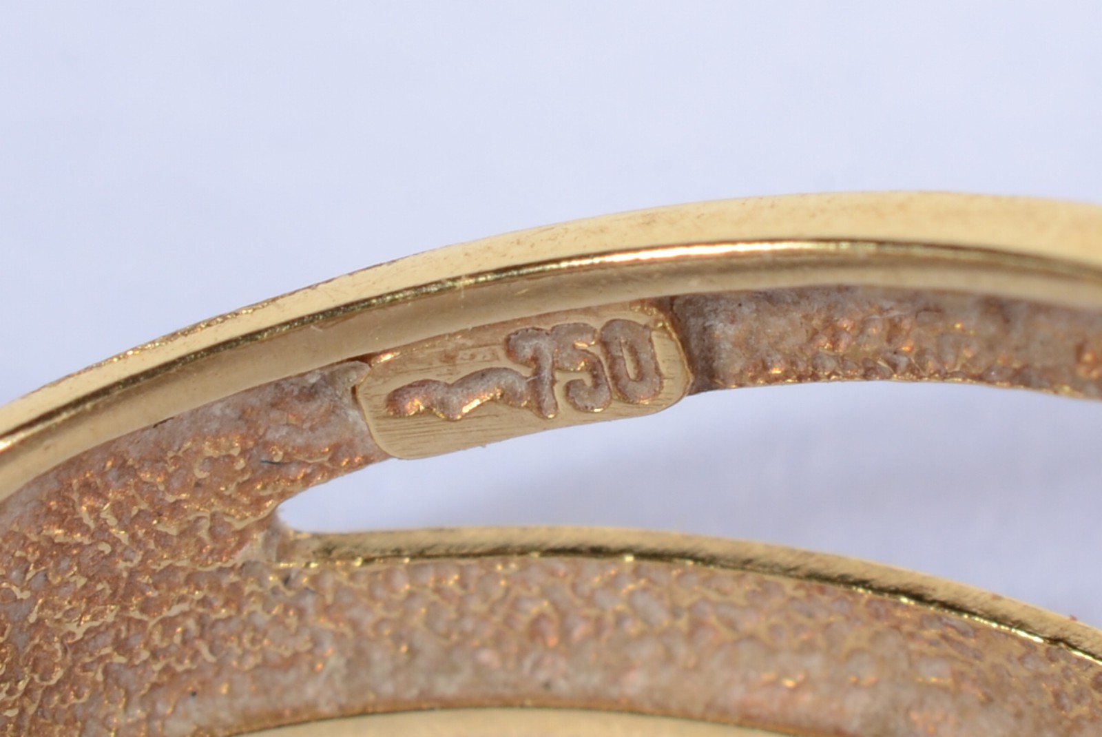 Anel de ouro 18 k., contraste 750 mls feitio vazado com "X" em ouro... - foto 6 de 6