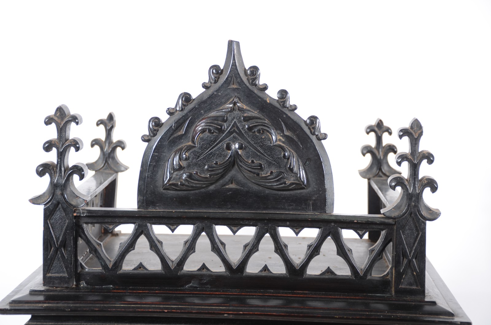 Oratório de madeira nobre, porta e laterais de vidro, parte superior... - foto 4 de 6