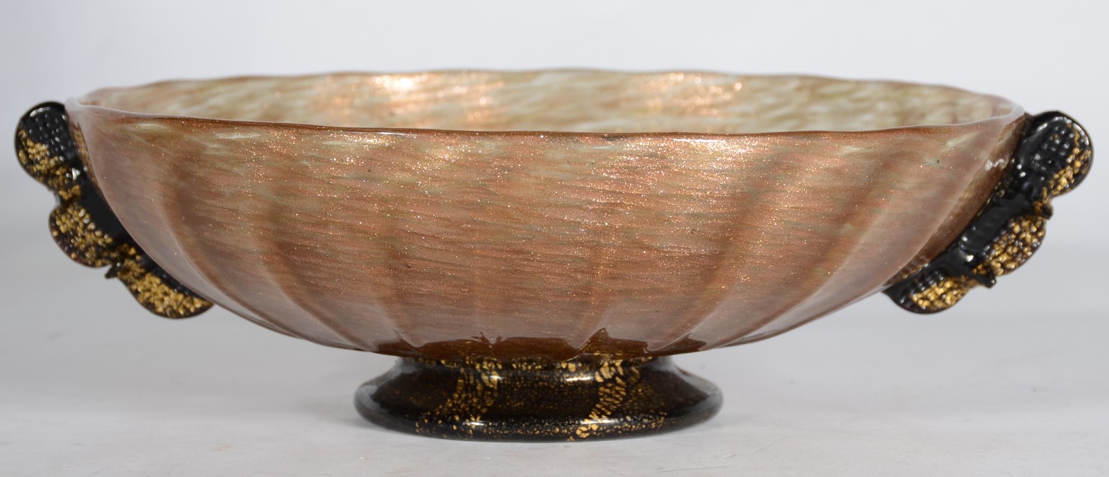Cesta de murano em gomos com pó de ouro e alças e base pretas. - foto 1 de 5
