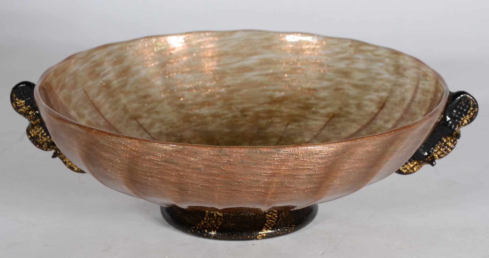 Cesta de murano em gomos com pó de ouro e alças e base pretas. - foto 2 de 5