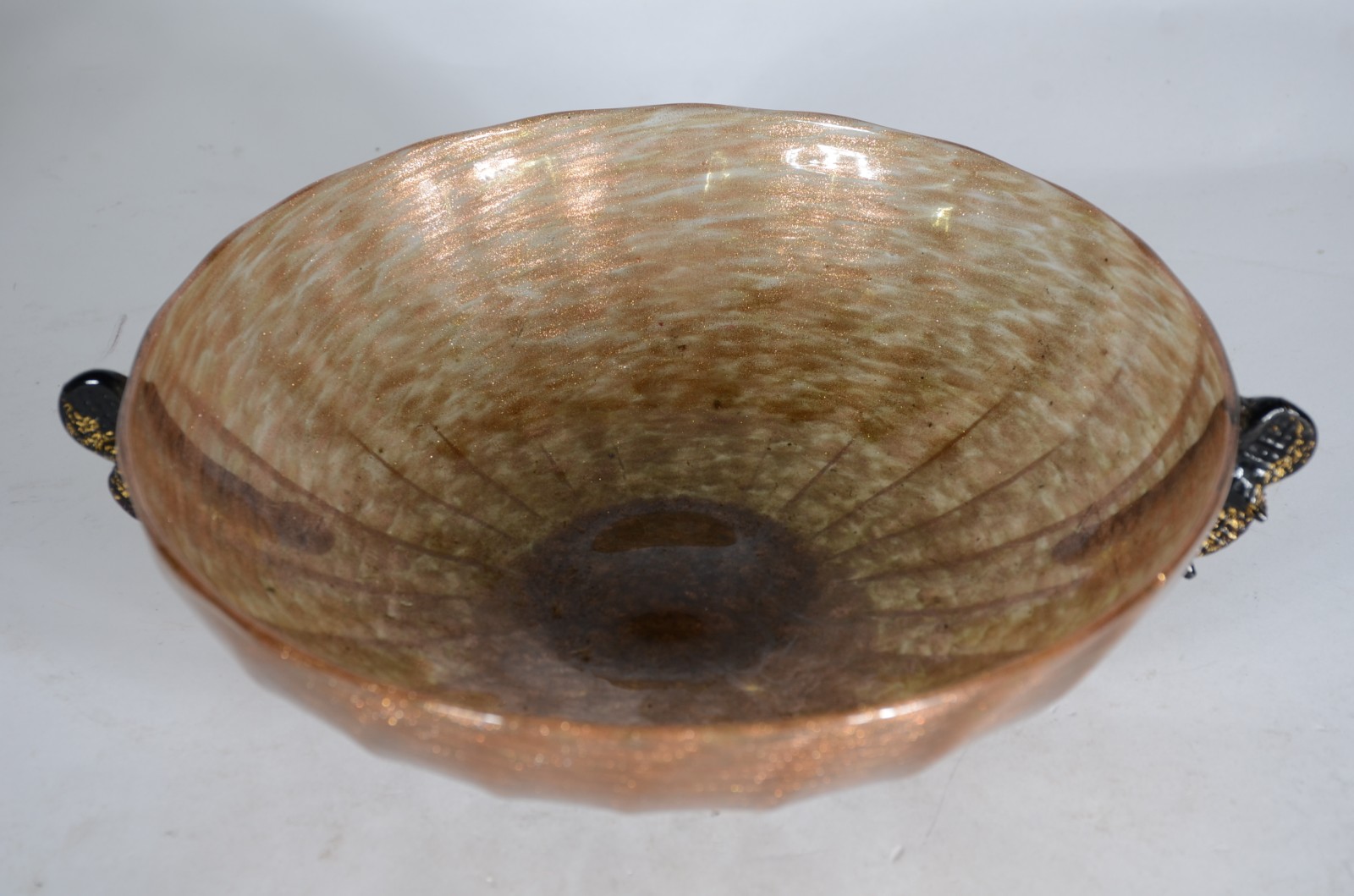 Cesta de murano em gomos com pó de ouro e alças e base pretas. - foto 3 de 5