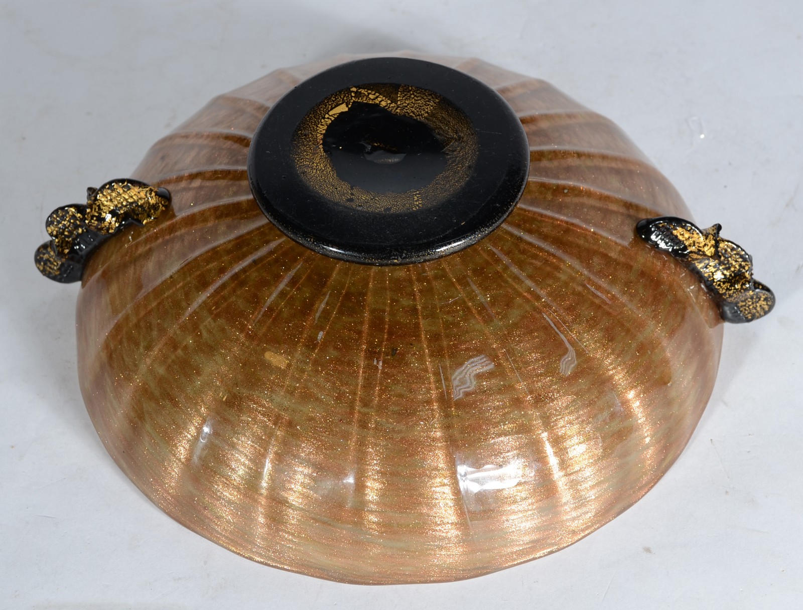 Cesta de murano em gomos com pó de ouro e alças e base pretas. - foto 4 de 5