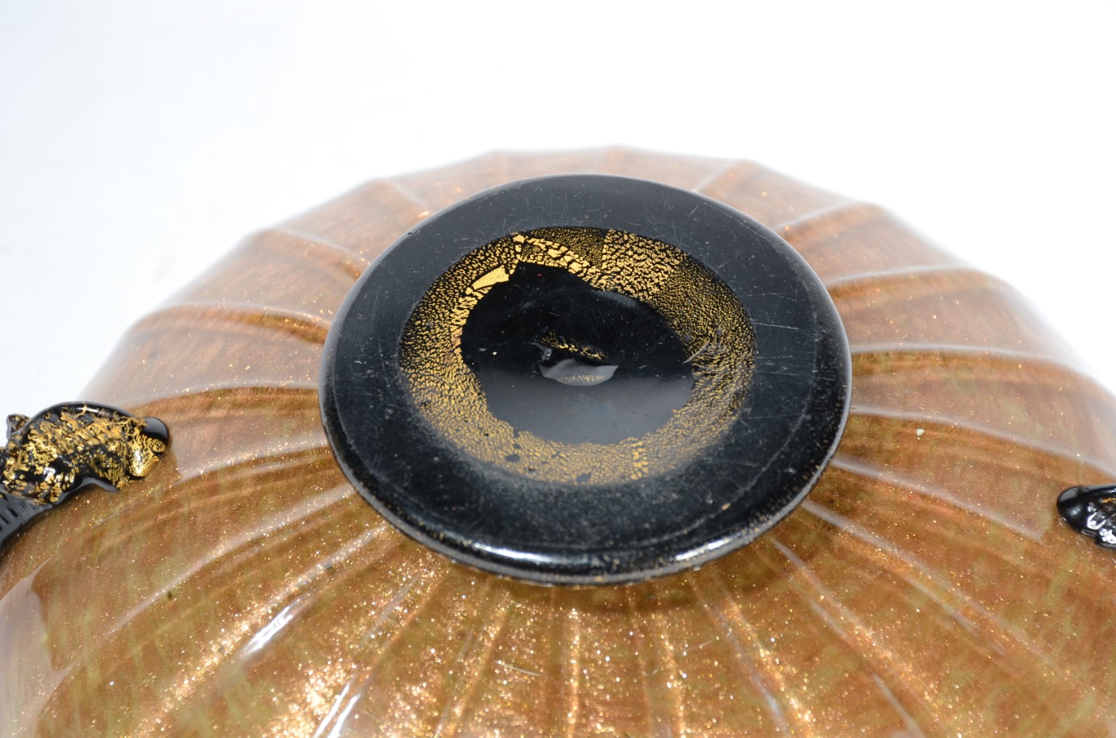 Cesta de murano em gomos com pó de ouro e alças e base pretas. - foto 5 de 5