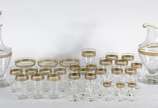 Parte de serviço de cristal tcheco com borda em... - Parte de serviço de cristal tcheco com borda em tarja dourada, composto de: 3 taças para champagne, 1 para vinho branco, 7 copos para água, 4 pa...