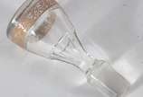 Parte de serviço de cristal tcheco com borda em... - Parte de serviço de cristal tcheco com borda em tarja dourada, composto de: 3 taças para champagne, 1 para vinho branco, 7 copos para água, 4 pa...
