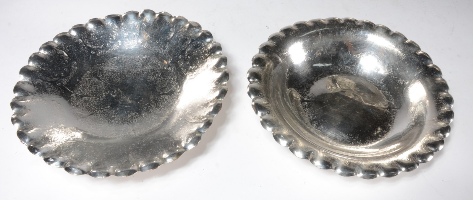 Diversas peças de metal prateado, sendo: 3 cestas para pão, salva... - foto 4 de 11