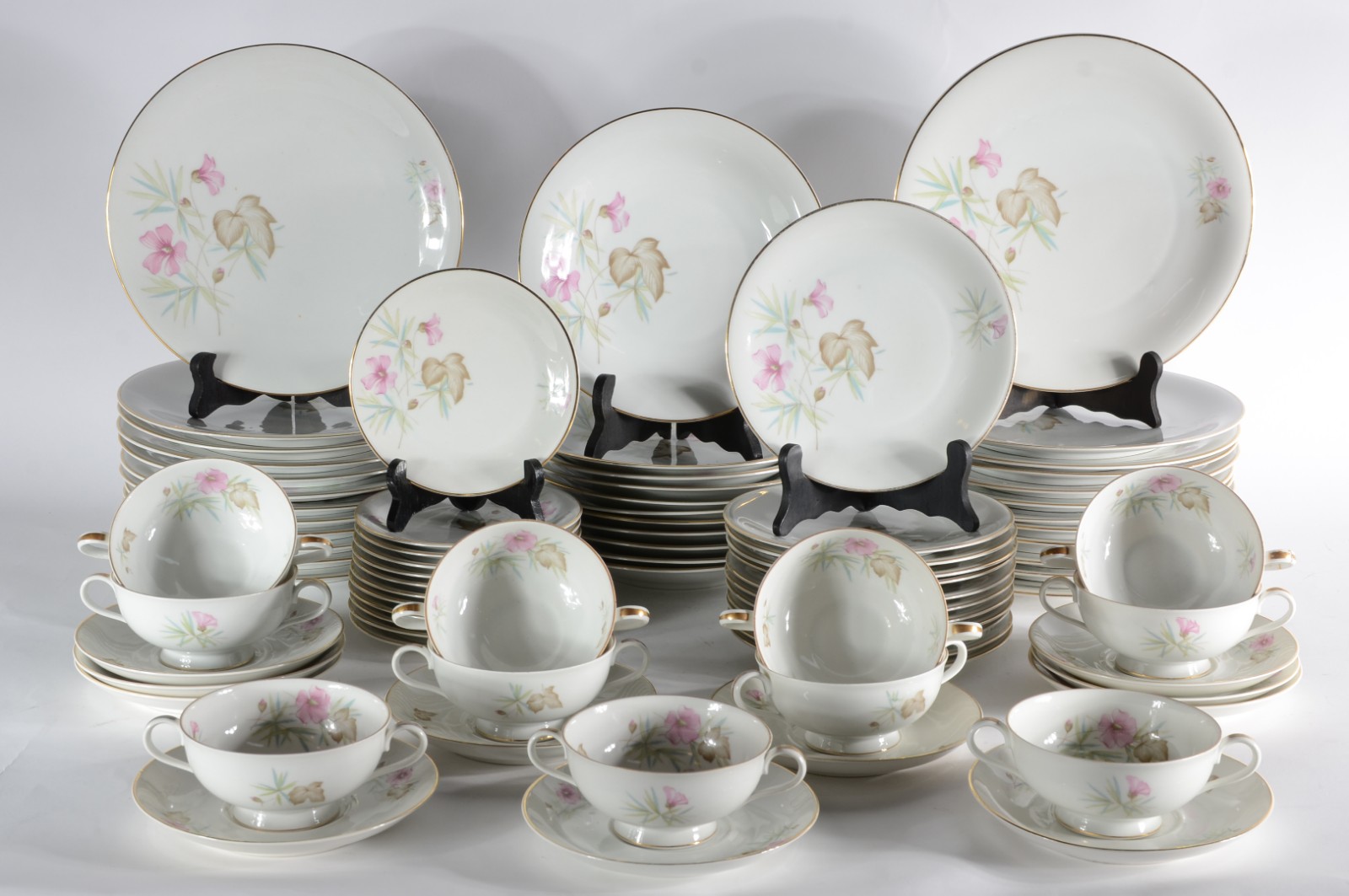Aparelho de jantar de porcelana alemã da Bavaria, composto de: 24... - foto 1 de 6
