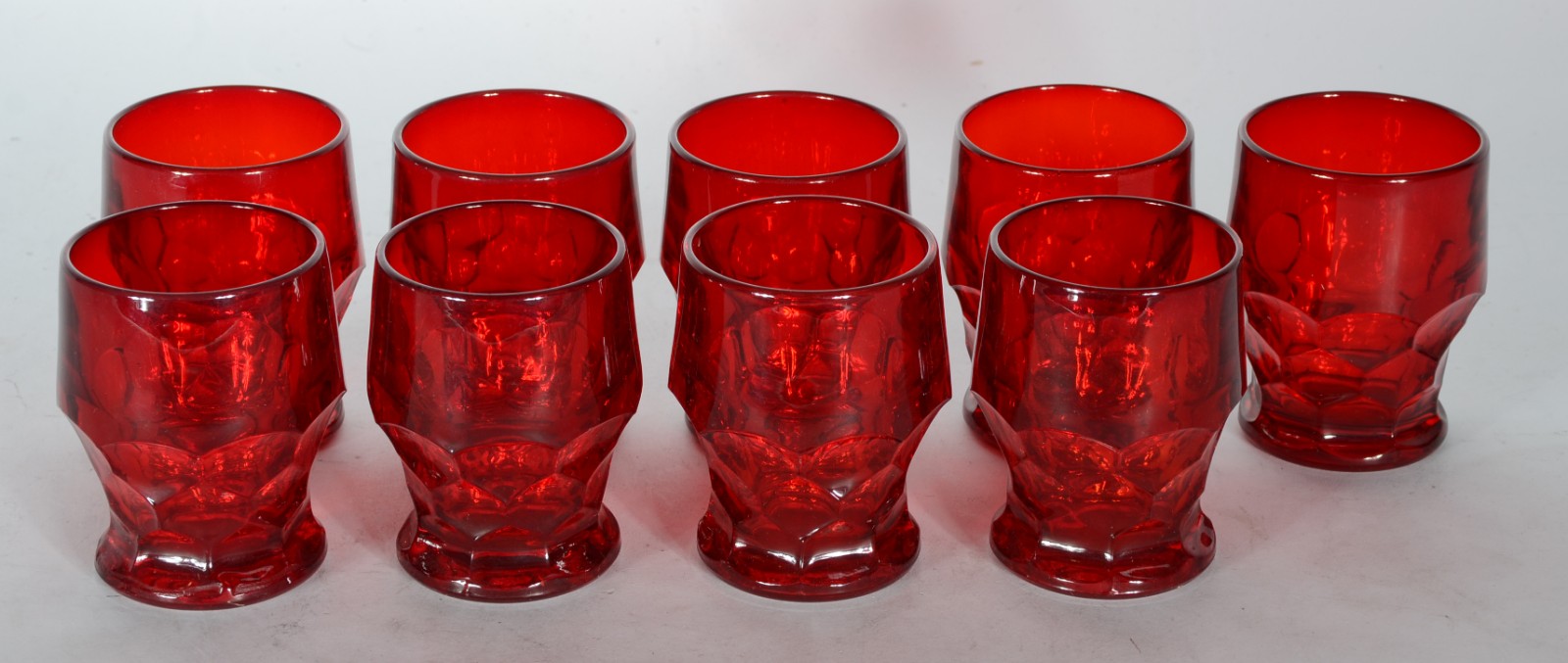 Conjunto com 10 copos para água de vidro facetado na cor rubi. - foto 1 de 4