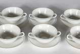 Conjunto com 8 taças para consomé (uma bicada) ... - Conjunto com 8 taças para consomé (uma bicada) com pires de porcelana branca com friso azul e dourado. Acompanha duas xícaras para café com pire...