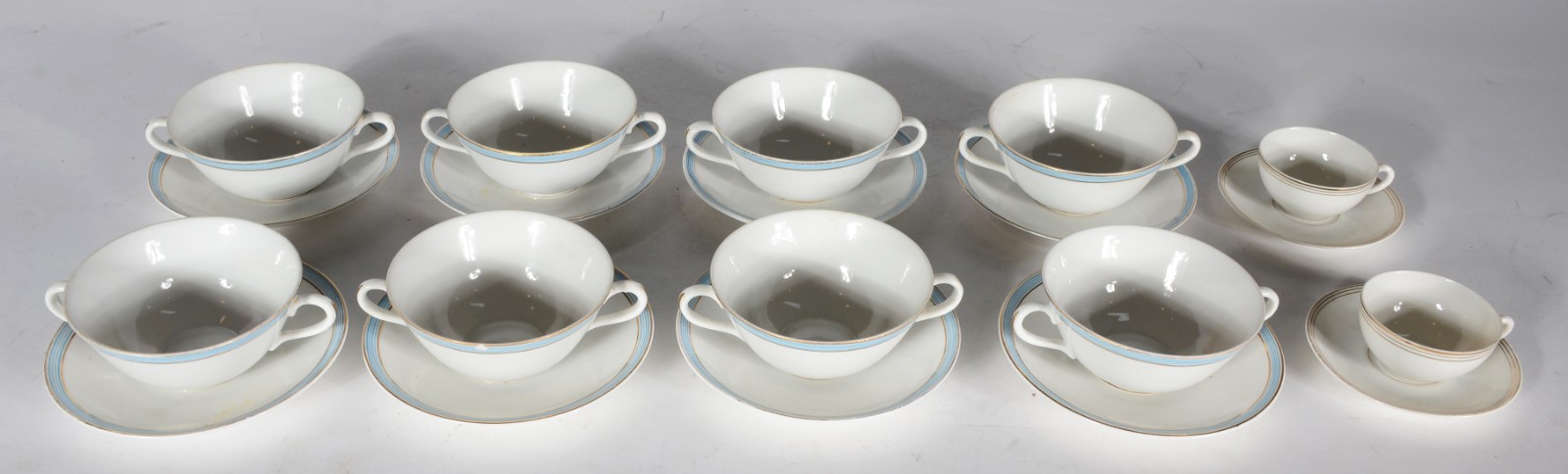 Conjunto com 8 taças para consomé (uma bicada) com pires de porcelana... - foto 1 de 5