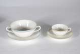 Conjunto com 8 taças para consomé (uma bicada) ... - Conjunto com 8 taças para consomé (uma bicada) com pires de porcelana branca com friso azul e dourado. Acompanha duas xícaras para café com pire...