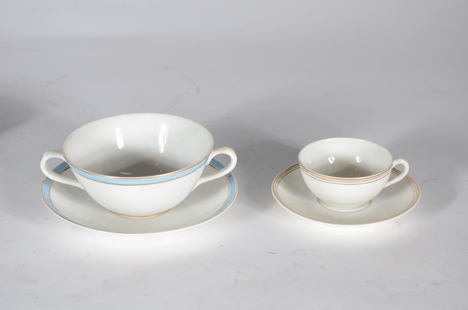 Conjunto com 8 taças para consomé (uma bicada) com pires de porcelana... - foto 2 de 5