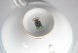 Conjunto com 8 taças para consomé (uma bicada) ... - Conjunto com 8 taças para consomé (uma bicada) com pires de porcelana branca com friso azul e dourado. Acompanha duas xícaras para café com pire...